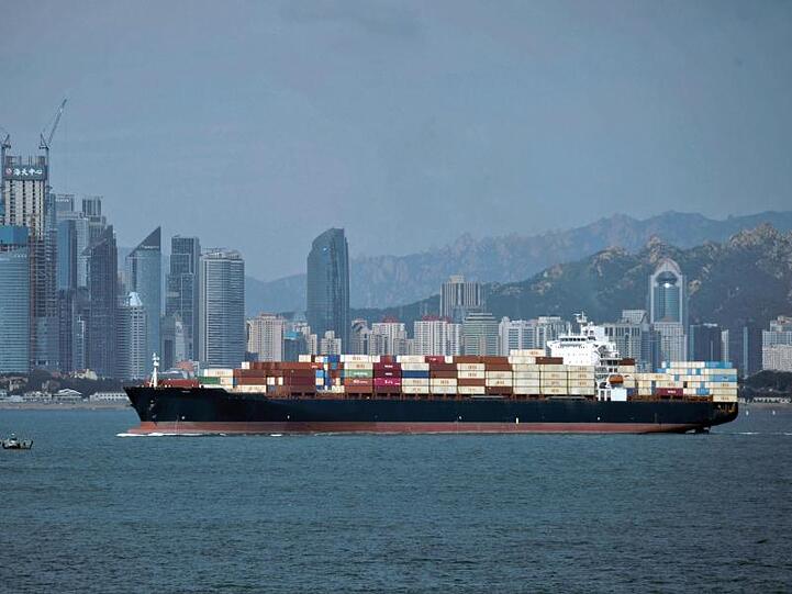 Ein Containerschiff in der ostchinesischen Provinz Shandong. Vor dem Hintergrund des Handelskriegs mit den USA hat sich Chinas Außenhandel im Oktober erneut abgeschwächt.