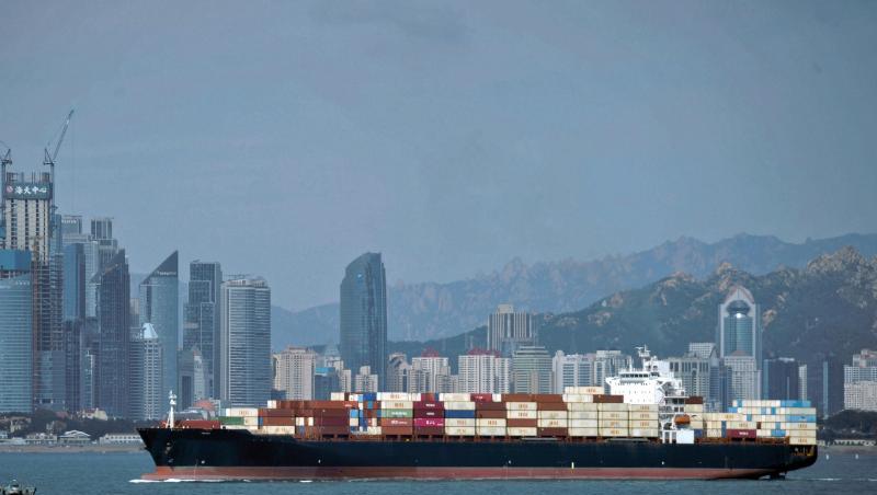 Ein Containerschiff in der ostchinesischen Provinz Shandong. Vor dem Hintergrund des Handelskriegs mit den USA hat sich Chinas Außenhandel im Oktober erneut abgeschwächt. Ein Containerschiff in der ostchinesischen Provinz Shandong. Vor dem Hintergrund des Handelskriegs mit den USA hat sich Chinas Außenhandel im Oktober erneut abgeschwächt.