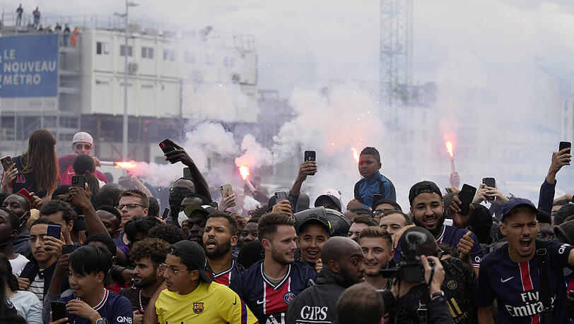 Fans von Paris-Saint Germain feiern am Flughafen Le Bourget die Ankunft von Lionel Messi. Fans von Paris-Saint Germain feiern am Flughafen Le Bourget die Ankunft von Lionel Messi.