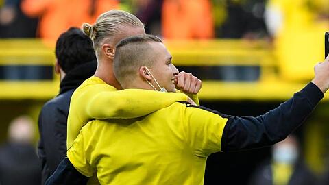 Erst Matchwinner, dann mit Fannähe: Dortmunds Stürmer Erling Haaland macht nach dem Sieg gegen Mainz ein Selfie mit einem Fan.