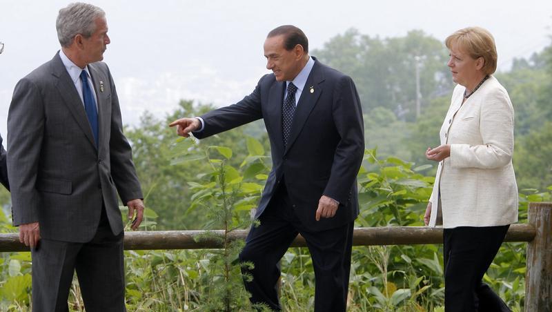 Gemeinsam pflanzen Bundeskanzlerin Angela Merkel (r), US-Präsident George W. Bush und der italienische Regierungschef Silvio Berlusconi (M) einen jungen Baum. Gemeinsam pflanzen Bundeskanzlerin Angela Merkel (r), US-Präsident George W. Bush und der italienische Regierungschef Silvio Berlusconi (M) einen jungen Baum.