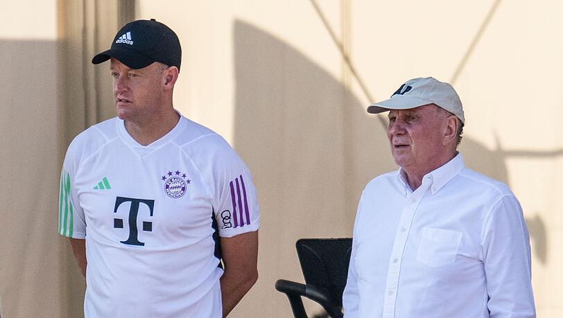 Mannschaftsarzt Jochen Hahne (l) spricht mit Uli Hoeneß.