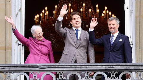 Prinz Christian von Dänemark (Mitte) mit Königin Margrethe II. und seinem Vater Kronprinz Frederik.
