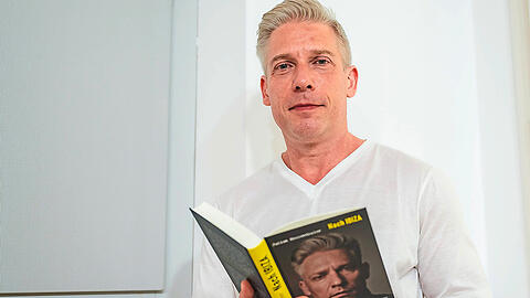 Der Kopf hinter dem Ibiza-Skandalvideo, das nach Veröffentlichung im Mai 2019 eine Staats- und Regierungskrise in Österreich ausgelöst hat: Julian Hessenthaler. Er hat darüber das Buch "Nach Ibiza" geschrieben, das jetzt veröffentlicht wurde.
