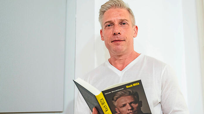 Der Kopf hinter dem Ibiza-Skandalvideo, das nach Veröffentlichung im Mai 2019 eine Staats- und Regierungskrise in Österreich ausgelöst hat: Julian Hessenthaler. Er hat darüber das Buch "Nach Ibiza" geschrieben, das jetzt veröffentlicht wurde.
