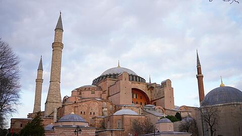 Die Hagia Sophia: Das im 6. Jahrhundert erbaute Wahrzeichen Istanbuls war ursprünglich eine christliche Kirche, dann bis in die 1930er Jahre ein muslimisches Gotteshaus. (Archivbild)