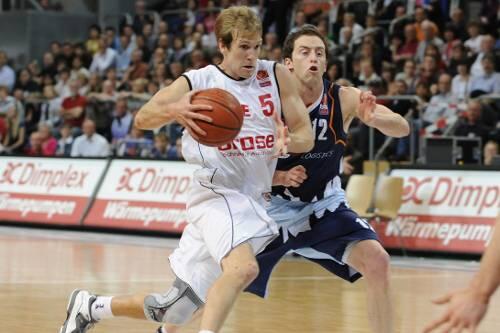 Von Bremerhavens Eisbären nicht zu bremsen: Bambergs überragender Spielmacher John Goldsberry (links), hier gegen Eric Osmundson.