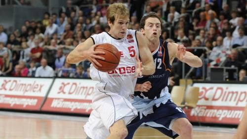 Von Bremerhavens Eisbären nicht zu bremsen: Bambergs überragender Spielmacher John Goldsberry (links), hier gegen Eric Osmundson. Von Bremerhavens Eisbären nicht zu bremsen: Bambergs überragender Spielmacher John Goldsberry (links), hier gegen Eric Osmundson.