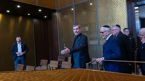 Ministerpr&auml;sident S&ouml;der besichtigt die Bayreuther Synagoge.