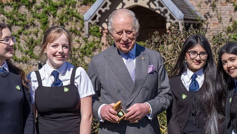 K&ouml;nig Charles III. pr&auml;sentiert stolz sein Abzeichen.