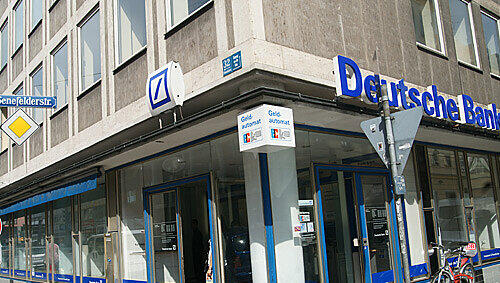 Kurz nach dem Überfall: Die Bankfiliale in der Schwanthalerstraße Kurz nach dem Überfall: Die Bankfiliale in der Schwanthalerstraße