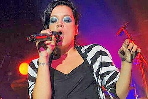 Sexiest Zebrastreifen alive: Lily Allen sah bei ihrem Auftritt in der Theaterfabrik atemberaubend aus.