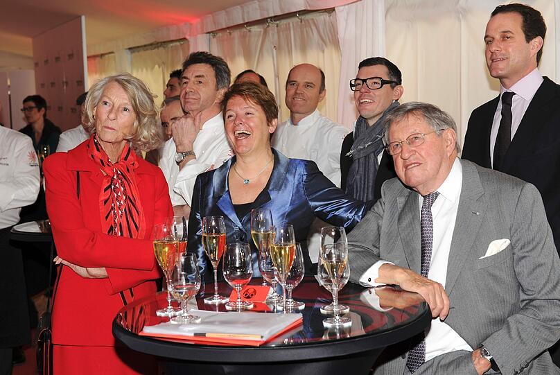 Es ist der Inbegriff von Haute Cuisine in
Deutschland: das Restaurant &bdquo;Tantris&ldquo; in München, dessen Name im
Buddhismus &bdquo;Suche nach Vollkommenheit&ldquo; bedeutet. Am Wochenende feierte das "Tantris" seinen 40. Geburtstag. Die AZ zeigt die Bilder der exklusiven Geburtstagsfeier.