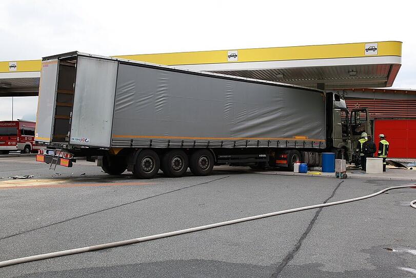 Der LKW steckt förmlich in der Tanlstelle.