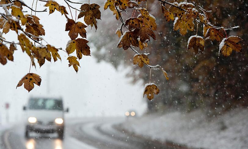 Autofahrer freuten sich heute morgen nicht unbedingt über den ersten Schnee. Auf Bayerns Straßen kam es zu zahlreichen Unfällen.