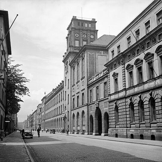 Eine andere Ansicht zeigt das Portal der Technischen Universtität. Der Parkstreifen auf der anderen Straßenseite wird heute deutlich mehr in Anspruch genommen.