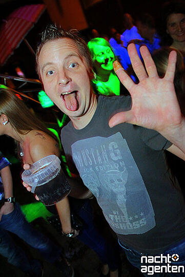 Malle-Feeling pur in der Nachtgalerie bei der "Party, Eimer, Weiber und?n Bier mit Ikke Hüftgold"-Party. Mehr Bilder unter: href="http://www.nachtagenten.de/event/21.03.2014/nachtgalerie/party-eimer-weiber-und-n-bier-mit-ikke-hueftgold.297426.html
