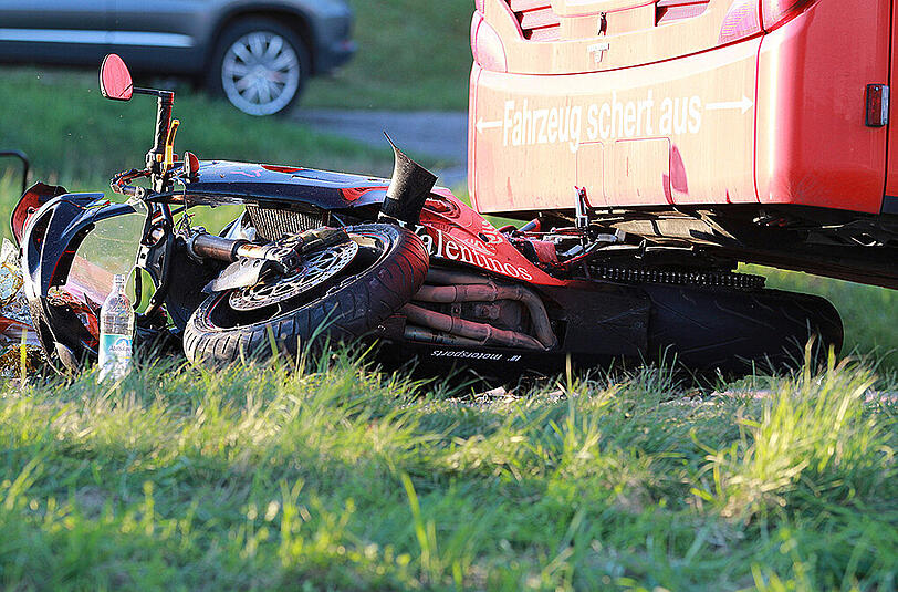 Das Motorrad ist nur noch ein Wrack. Der 40-jährige Fahrer musste mit dem Rettungshubschrauber ins Klinikum Traunstein geflogen werden. Die Bilder vom Unfall aus Rabenden.