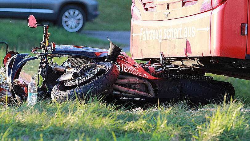 Das Motorrad ist nur noch ein Wrack. Der 40-jährige Fahrer musste mit dem Rettungshubschrauber ins Klinikum Traunstein geflogen werden. Die Bilder vom Unfall aus Rabenden. Das Motorrad ist nur noch ein Wrack. Der 40-jährige Fahrer musste mit dem Rettungshubschrauber ins Klinikum Traunstein geflogen werden. Die Bilder vom Unfall aus Rabenden.