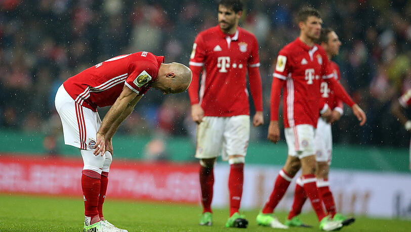 Aus gegen Borussia Dortmund: Arjen Robben, Javi Martínez, Thomas Müller und Philipp Lahm (von links) nach dem K.o. im Pokal-Halbfinale. Aus gegen Borussia Dortmund: Arjen Robben, Javi Martínez, Thomas Müller und Philipp Lahm (von links) nach dem K.o. im Pokal-Halbfinale.
