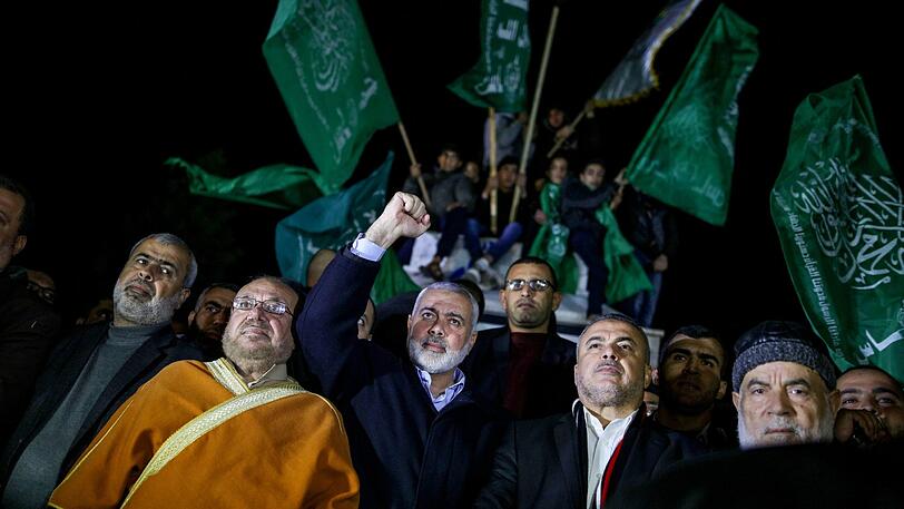 Hamas Anführer Ismail Hanija (M) nimmt am Mittwochabend in Gaza an einem Protest teil, nachdem US-Präsident Trump Jerusalem offiziell als Hauptstadt Israels anerkannt hat.