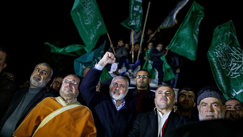 Hamas Anführer Ismail Hanija (M) nimmt am Mittwochabend in Gaza an einem Protest teil, nachdem US-Präsident Trump Jerusalem offiziell als Hauptstadt Israels anerkannt hat. Hamas Anführer Ismail Hanija (M) nimmt am Mittwochabend in Gaza an einem Protest teil, nachdem US-Präsident Trump Jerusalem offiziell als Hauptstadt Israels anerkannt hat.