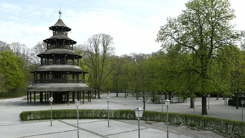Wo sich sonst täglich Tausende Menschen tummeln, herrscht nun Leere. Nicht mal die Biertische stehen im Biergarten am Chinesischen Turm.