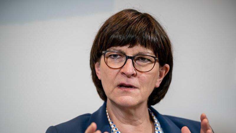 "Eigentlich müssten alle Arbeitgeber zum Beispiel zuhause nachprüfen, ob der Stuhl überhaupt geeignet ist", sagt Saskia Esken. "Eigentlich müssten alle Arbeitgeber zum Beispiel zuhause nachprüfen, ob der Stuhl überhaupt geeignet ist", sagt Saskia Esken.