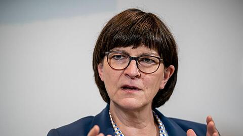 "Eigentlich müssten alle Arbeitgeber zum Beispiel zuhause nachprüfen, ob der Stuhl überhaupt geeignet ist", sagt Saskia Esken.