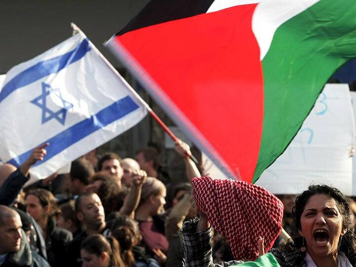 Die Fahne Israels und die Farben der Palästinenser bei einer Demonstration in Jerusalem.
