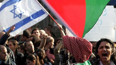 Die Fahne Israels und die Farben der Palästinenser bei einer Demonstration in Jerusalem.
