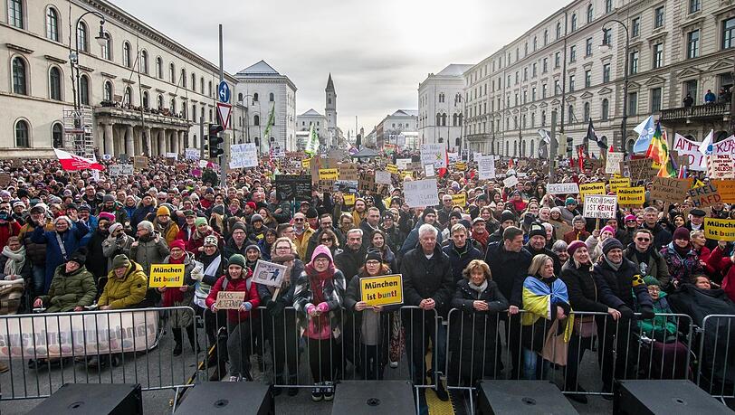 Die Großdemo gegen rechts vom 21. Januar, die wegen zu vieler Teilnehmer abgebrochen werden musste. Die Großdemo gegen rechts vom 21. Januar, die wegen zu vieler Teilnehmer abgebrochen werden musste.