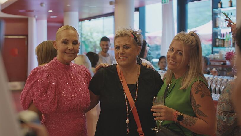 Natascha Ochsenknecht an der Seite ihrer Schwester Judith Golombiewski (m.). Natascha Ochsenknecht an der Seite ihrer Schwester Judith Golombiewski (m.).