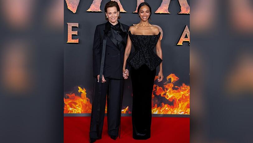 Sigourney Weaver (l.) und Zoe Saldaña bei der Premiere von "Avatar: Fire and Ash" in Paris.