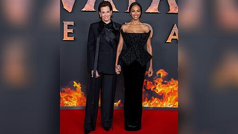 Sigourney Weaver (l.) und Zoe Saldaña bei der Premiere von "Avatar: Fire and Ash" in Paris.