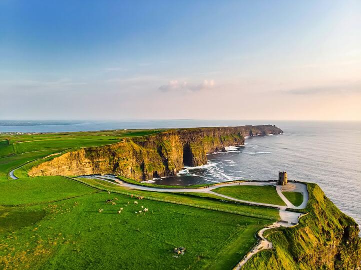 Der Wild Atlantic Way zählt zu den spektakulärsten Küstenstraßen Europas und erstreckt sich über mehr als 2500 Kilometer entlang der wilden Westküste Irlands. Schroffe Klippen, versteckte Buchten und endlos wirkende grüne Landschaften prägen die Route. Neben der beeindruckenden Natur punktet Irland auch mit seinem gemäßigten Klima: Angenehme Temperaturen machen die Insel zu einem idealen Reiseziel für Wanderungen oder entspannte Stunden am Meer. Der Wild Atlantic Way zählt zu den spektakulärsten Küstenstraßen Europas und erstreckt sich über mehr als 2500 Kilometer entlang der wilden Westküste Irlands. Schroffe Klippen, versteckte Buchten und endlos wirkende grüne Landschaften prägen die Route. Neben der beeindruckenden Natur punktet Irland auch mit seinem gemäßigten Klima: Angenehme Temperaturen machen die Insel zu einem idealen Reiseziel für Wanderungen oder entspannte Stunden am Meer.