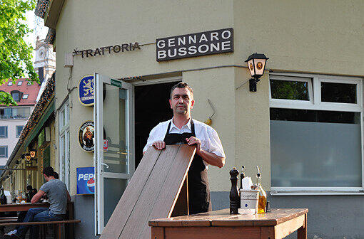 Das Anklage-Bankerl: Gastronom Gennaro Bussone zeigt eines der Möbelstücke, die nicht mehr vor seiner Trattoria stehen dürfen.