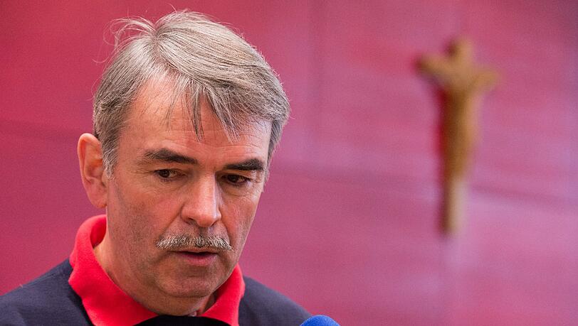 Gustl Mollath vor seiner Vernehmung im Mollath-Untersuchungsausschuss im Bayerischen Landtag Gustl Mollath vor seiner Vernehmung im Mollath-Untersuchungsausschuss im Bayerischen Landtag