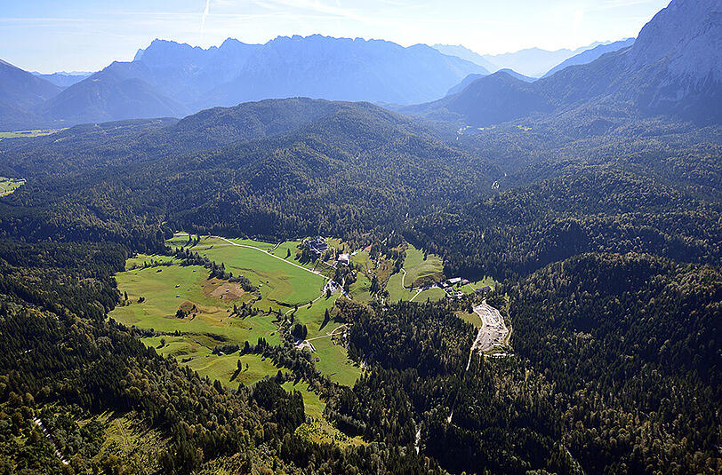 Das Schloss Elmau von oben: Auf diesem idyllischen Fleckchen Erde wird vom 04. bis 05.06.2015 der G7-Gipfel stattfinden.