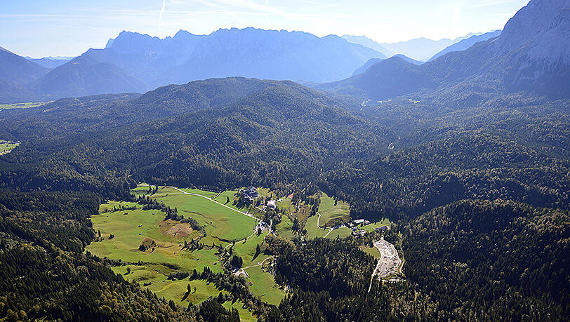 Das Schloss Elmau von oben: Auf diesem idyllischen Fleckchen Erde wird vom 04. bis 05.06.2015 der G7-Gipfel stattfinden. Das Schloss Elmau von oben: Auf diesem idyllischen Fleckchen Erde wird vom 04. bis 05.06.2015 der G7-Gipfel stattfinden.