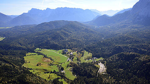 Das Schloss Elmau von oben: Auf diesem idyllischen Fleckchen Erde wird vom 04. bis 05.06.2015 der G7-Gipfel stattfinden.