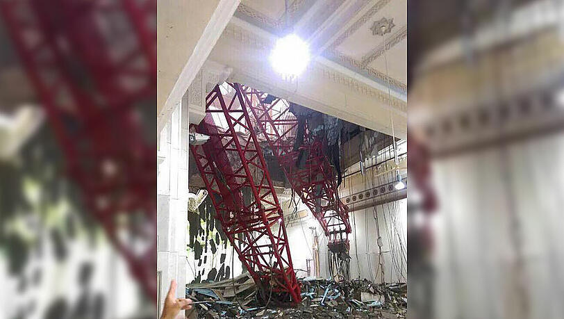 Das Bild aus dem Inneren der Moschee zeigt das Ausmaß der Zerstörung. Das Bild aus dem Inneren der Moschee zeigt das Ausmaß der Zerstörung.