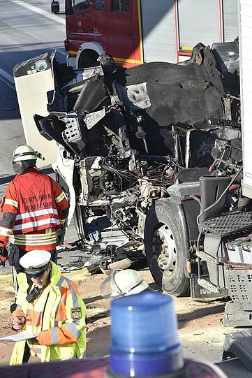 Wie durch ein Wunder konnte der Lkw-Fahrer mit nur mittelschweren Verletzungen aus dem Warck geborgen werden.