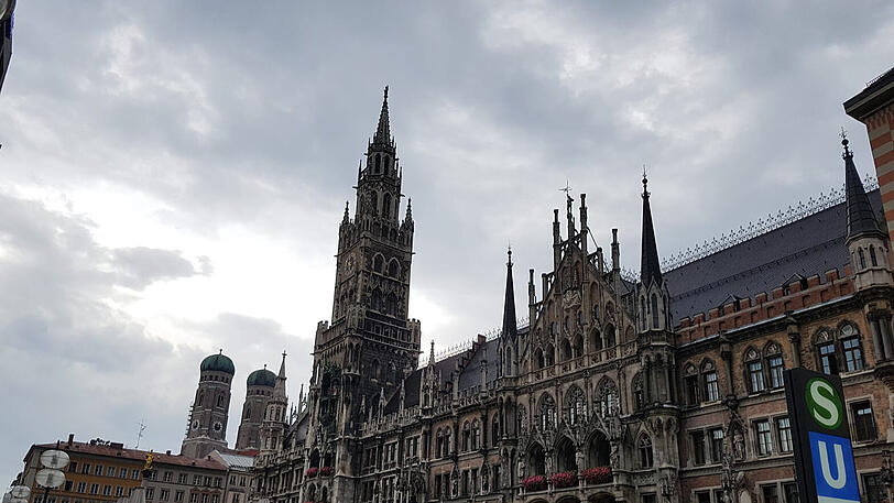 Über dem Münchner Rathaus waberten am Donnerstagnachmittag schwere, graue Gewitterwolken. Das große Unwetter blieb aber aus.