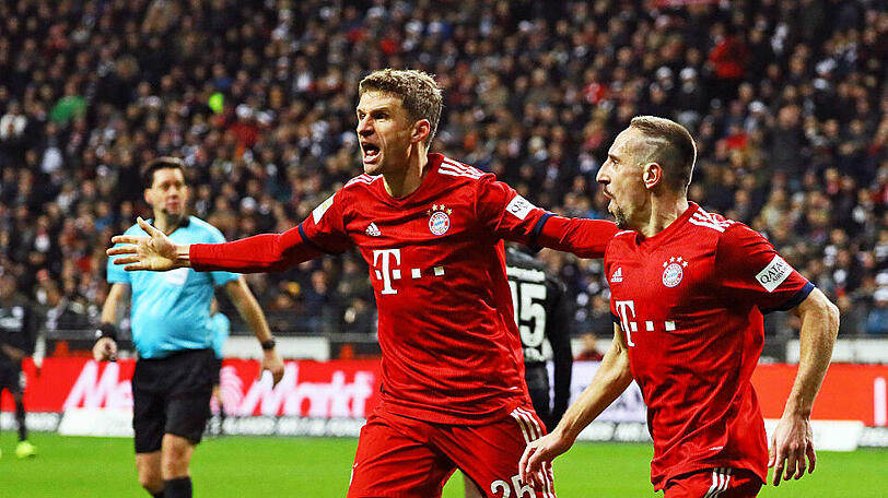Thomas Müller (links) feiert Franck Ribéry für dessen Treffer zum 1:0 bei Eintracht Frankfurt.