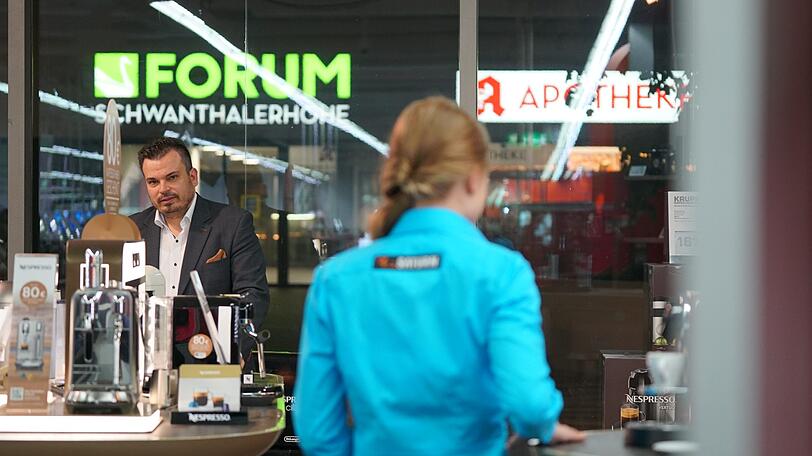 Der Geschäftsführer des Saturns an der Theresienhöhe, Alexander Major, schaut beim Shooting ganz genau hin. Immerhin wird die Gewinnerin das Gesicht der jeweiligen Produktgruppe und das muss schon sorgfältig ausgewählt werden.