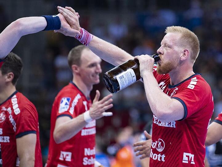 Jim Gottfridsson (r) nimmt nach dem Spiel einen großen Schluck aus der Flasche.