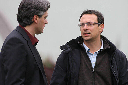 Es geht um Millionen: Paul Koutsoliakos (l.), der Berater von Angelos Charisteas im Gespräch mit Club-Manager Martin Bader.