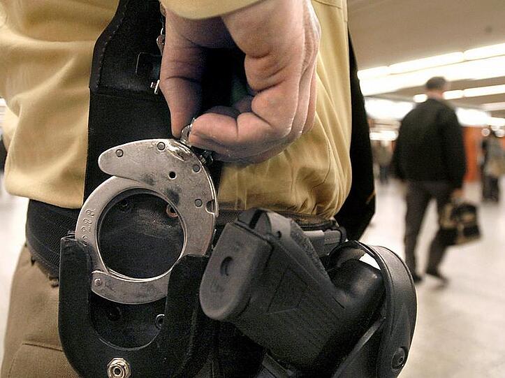 So wie dieser echte Polizist hatte sich der 49-Jährige ausgerüstet.