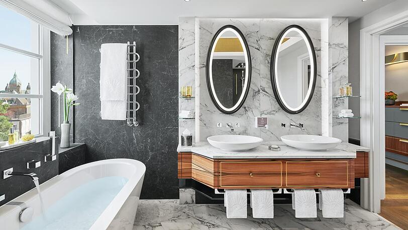 Das Bad der Turm-Suite mit Badewanne, einer begehbaren Dusche und zwei Waschtischen. Das Bad der Turm-Suite mit Badewanne, einer begehbaren Dusche und zwei Waschtischen.